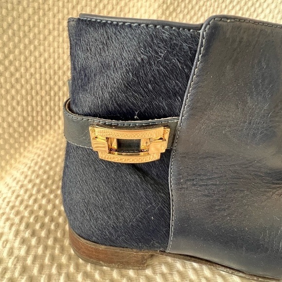 Gently used woman’s ankle boot. - Picture 2 of 6